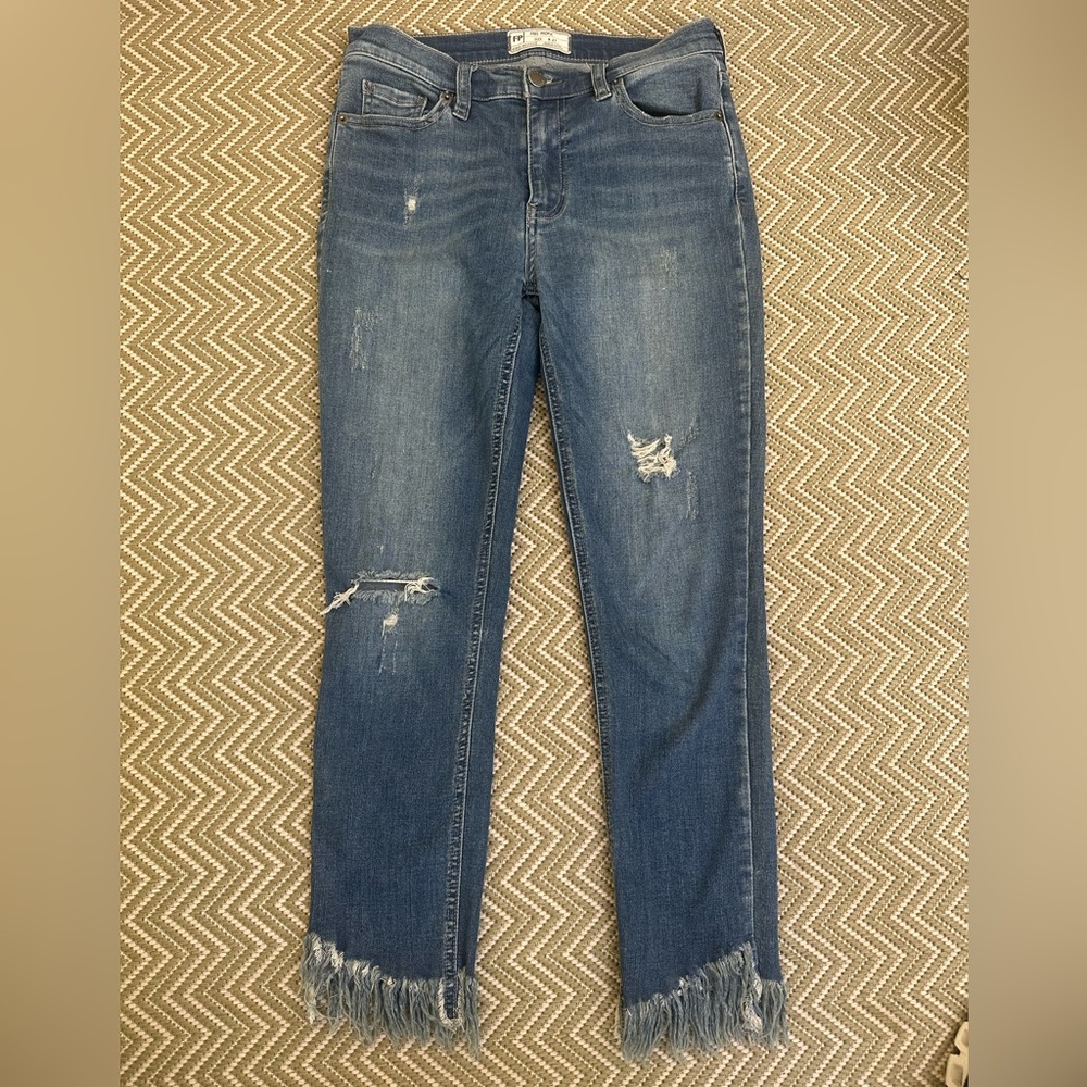 Free People EUC! Sz 27 Cropped Raw Hem/ Frayed ankle Deconstructed Denim Jeans - Picture 1 of 8